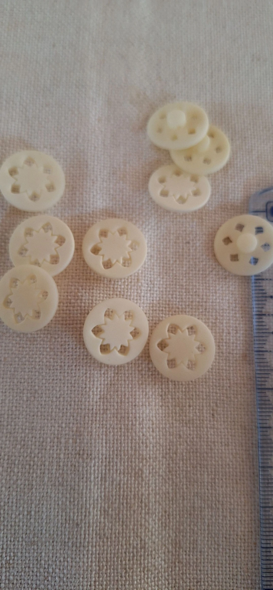 10 botones de 18 mm para coser, de resina tallada, color crudo – photo 2